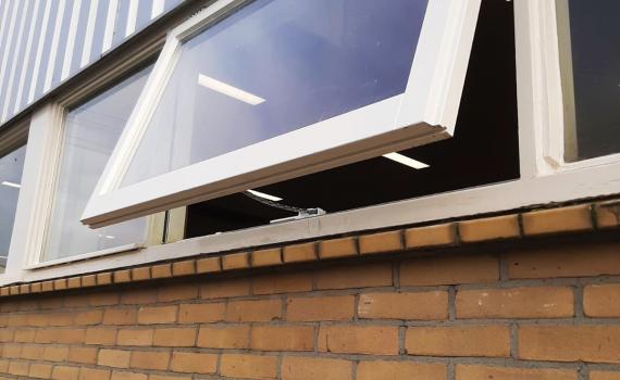 Teleflex, Teleflex Mechanische raambediening, Mechanische raambediening, Mechanische raamopener, natuurlijke ventilatie, Teleflex clearline, raambediening uitzetraam, raambediening binnenvalraam, bovenraamsluiting, bovenraamsluiting Teleflex, bovenraam bedienbaar maken