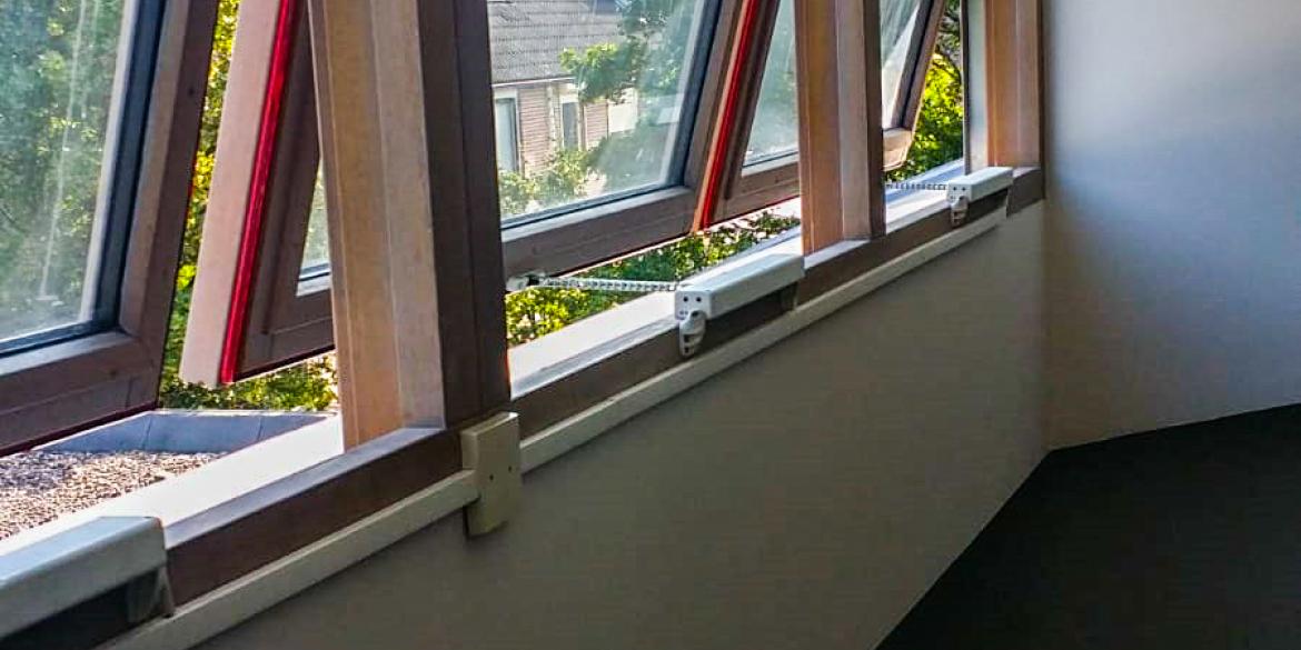 set op uitzetraam, Teleflex, Teleflex Mechanische raambediening, Mechanische raambediening, Mechanische raamopener, natuurlijke ventilatie, Teleflex clearline, raambediening uitzetraam, raambediening binnenvalraam, bovenraamsluiting, bovenraamsluiting Teleflex, bovenraam bedienbaar maken