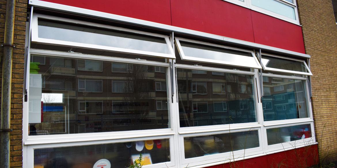 Teleflex, Teleflex Mechanische raambediening, Mechanische raambediening, Mechanische raamopener, natuurlijke ventilatie, Teleflex clearline, raambediening uitzetraam, raambediening binnenvalraam, bovenraamsluiting, bovenraamsluiting Teleflex, bovenraam bedienbaar maken